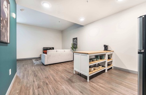 Macon Apartment | Otis & Etta-Inspired Stay | Spacious & Walkable