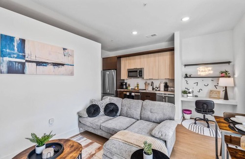 Pendleton Apartment | OTR+CBD | 1-Bed Suite l Free Parking l Gym & Pool
