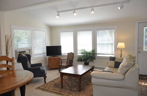 Otter Creek House | 'Otter Cliff Cottage" a short walk to Otter Cove