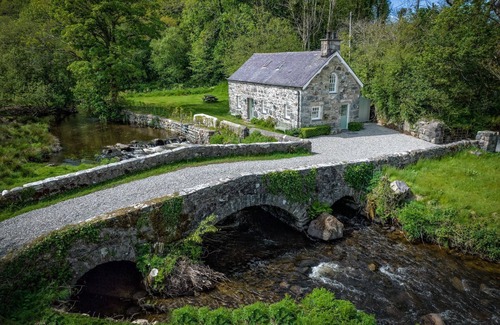 Llwyndyrys Cottage | Otter Cottage - sleeps 6 guests in 3 bedrooms