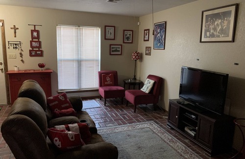 Norman House | OU Game Day Condo! Nice single bedroom townhouse 6 mins from OU campus.