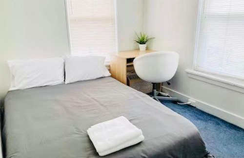 Spruce Hill Apartment | Oui on Ludlow - Entire House and Private Rooms in University City