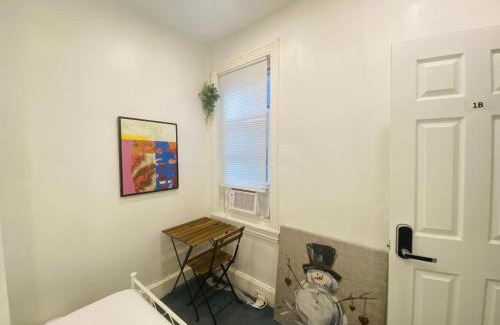 Spruce Hill Apartment | Oui on Ludlow - Entire House and Private Rooms in University City