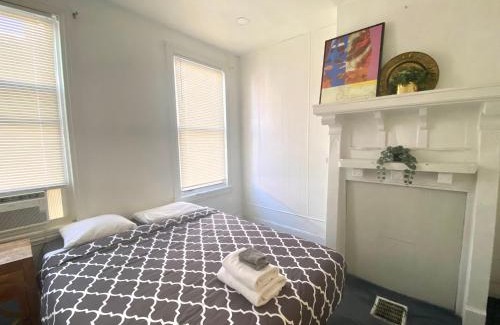 Spruce Hill Apartment | Oui on Ludlow - Entire House and Private Rooms in University City
