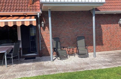 Krummhoern Apartment | Our Groote Campen vacation apartment in East Frisia near the lighthouse with dog