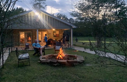 Willis House | Our Happy Place Farm - 2 Bedroom Cabin near Lake Conroe