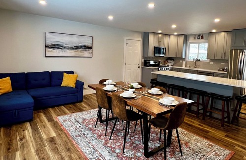Des Plaines House | Our home is a perfect spot for a stay in Chicago area. Your home away from home!