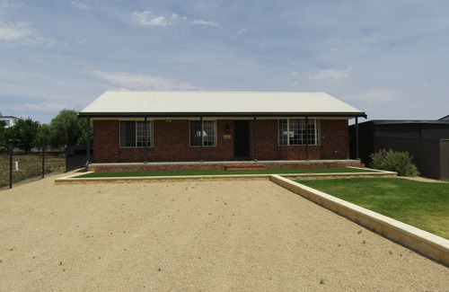 Tiddy Widdy Beach House | Our Little Beach - FREE WIFI - Off Peak Special!