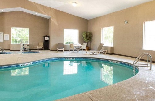 Le Claire House | Our location is not only convenient, but also picturesque !