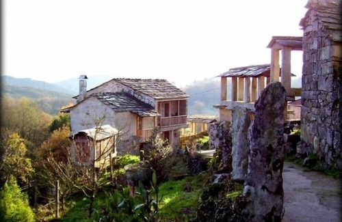 Magros Cottage | Ourense: Country house with garden beside the river - Entire house for rent.