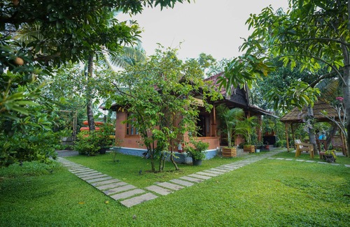Kumarakom House | Ours is a one bedroom villa just at the canalfront of the Kumarakom Backwaters.