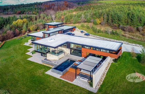 The Blue Mountains House | Out of this world LA inspired home near Thornbury with studio! 6bdrm 6bath!