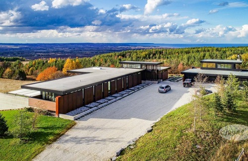The Blue Mountains House | Out of this world LA inspired home near Thornbury with studio! 6bdrm 6bath!