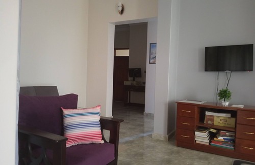 Mukono House | Out of town bungalow with a large green compound, trees and outdoor space