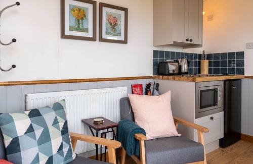 Mangotsfield Ski Chalet | Outbak Shepherds Hut - sleeps 2 guests in 1 bedroom