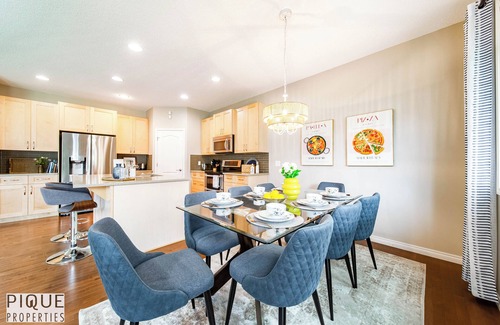 West Edmonton House | Outdoor Oasis-Hottub-BBQ-Firetable-AC-KingBd-85"TV