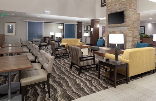 Gilbert Apartment | Outdoor Pool and Hot Tub + 24-Hour Business Center | Modern Studio in Phoenix Area