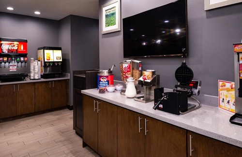 Lake Charles Condo | Outdoor Pool. Free Breakfast. Perfect for Groups!
