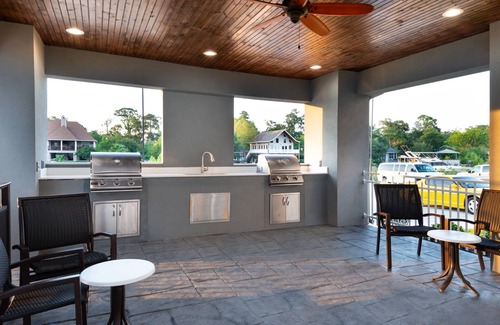Lake Charles Condo | Outdoor Pool. Free Breakfast. Perfect for Groups!