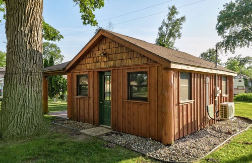 Gilford Cabin | Outdoorsman log cabin near the bay.