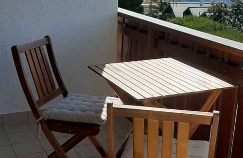 St. Luc Apartment | Outside: 2-room flat with south-facing balcony with view of the Matterhorn. Foldable terrace furnitu