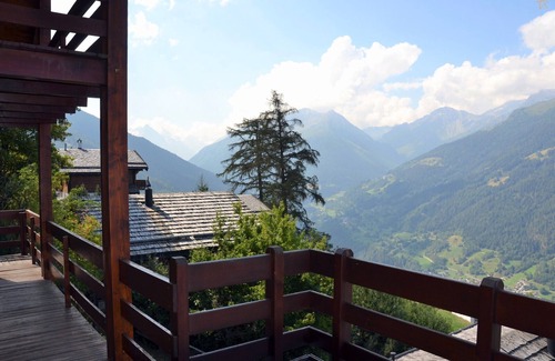St. Luc Ski Chalet | Outside : spacious 3-storey chalet, for 10 person, nice panoramic view, terrace and balcony –Inside
