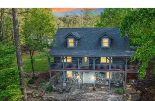 Rockwell House | Outskirts of Heaven - enjoy a mountain feel just minutes from the city!