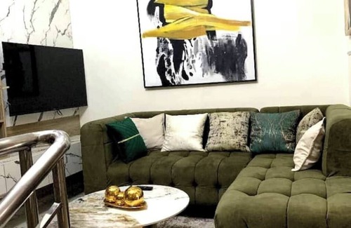 Lagos House | Outstanding 3 bedrms w. balcony 24/7 pwr Lekkii