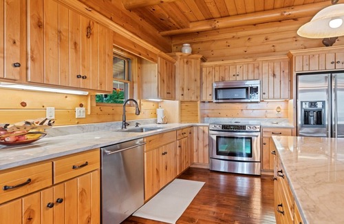 Maggie Valley Cabin | Outstanding Views! 5BR/4.5 BA/Sleeps 14, Hot-Tub, Pool Table!