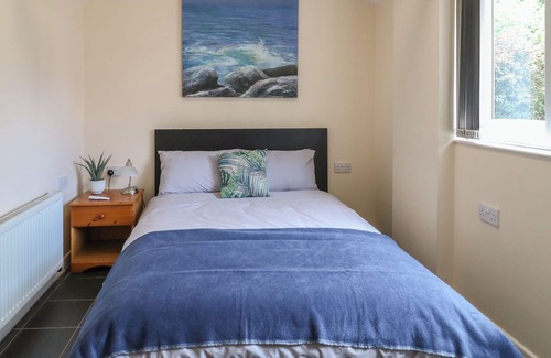 Shepshed Cottage | OUZI'S PLACE, pet friendly, with a garden in Shepshed