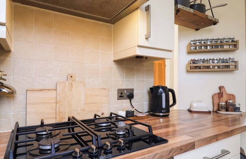 Fenny Bridges Cottage | OVERBECK COTTAGE, pet friendly, with a garden in Ottery St Mary
