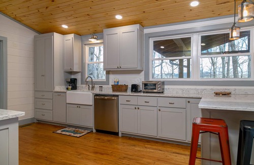 Clarkesville House | Overlook at Lake Burton - Modern rustic home and beautiful views of Lake Burton