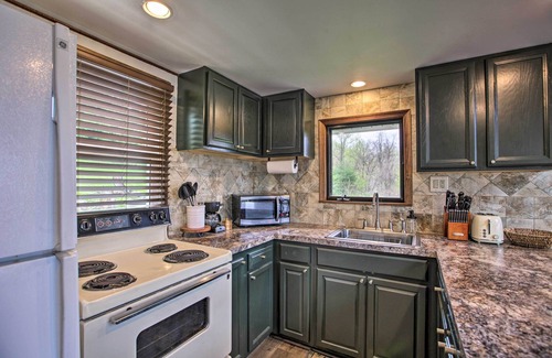 Elkton Cabin | 'Overlook Loft:’ Deck & Panoramic Shenandoah Views