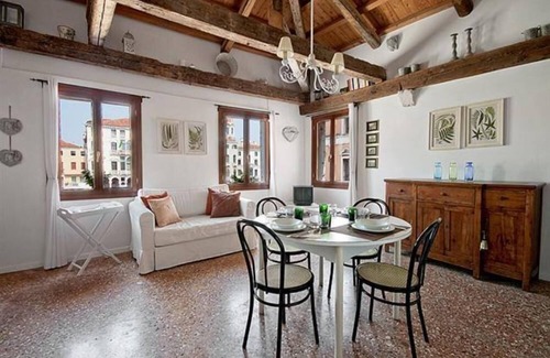 San Polo Apartment | Overlooking the Grand Canal, a small loft on two levels
