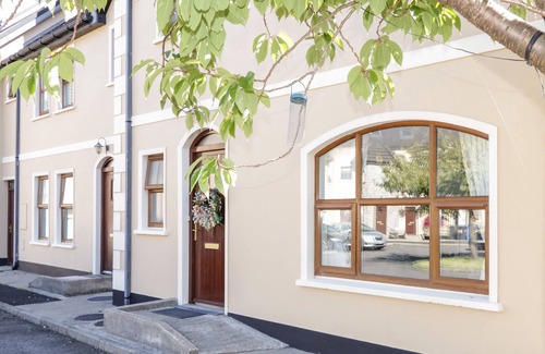 Ardara Cottage | OWEN TUCKER VIEW HOUSE, pet friendly in Ardara, County Donegal