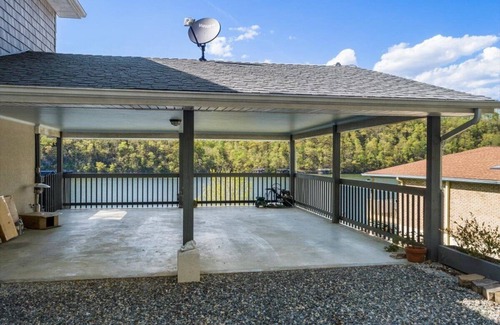 Ingles House | Owens Oasis, lake front, fire pit, two decks.