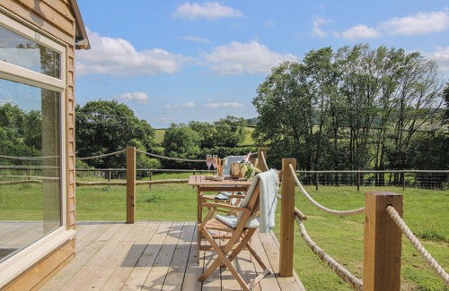 Hopton Castle Cottage | OWL'S HOLLOW, romantic, with open fire in Clun