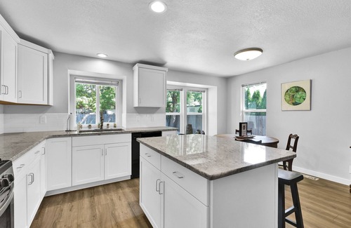 Sunset House | Owl's Nest Hideaway - 4 bedroom 2 bath Family Home!