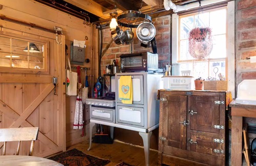 Coxsackie Cabin | Owls Nest Cabin c.1840 w/fireplace & hot tub