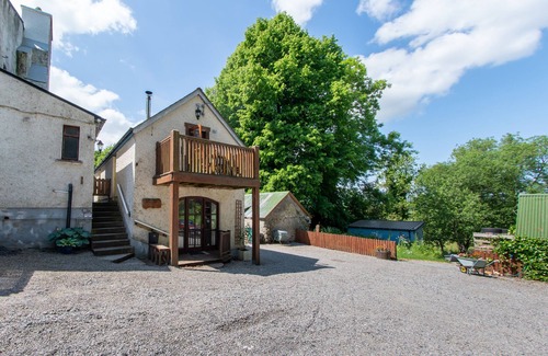 Knockaderry Cross Roads Apartment | Own door apartment surrounded by mature gardens in the Wicklow mountains