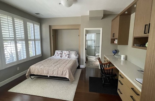 Linfield Oaks House | Owner managed. Spacious 5 br, 3.5 ba. Menlo Park, walk to DT.