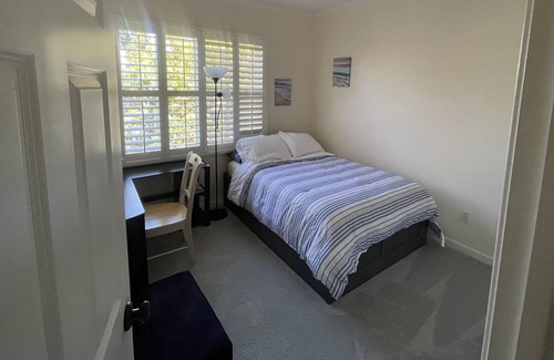 Linfield Oaks House | Owner managed. Spacious 5 br, 3.5 ba. Menlo Park, walk to DT.