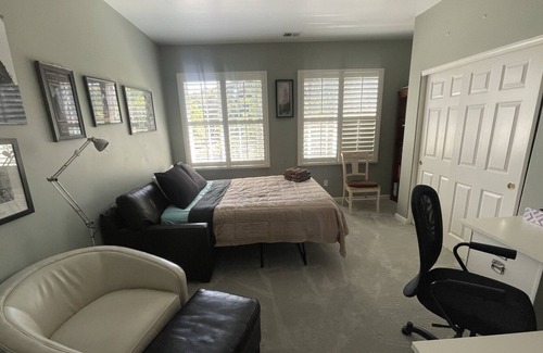 Linfield Oaks House | Owner managed. Spacious 5 br, 3.5 ba. Menlo Park, walk to DT.