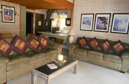 Black Butte Ranch Cabin | !Owner Mngd & Shows! Yrs of Happy Guests! Updates Thru-Out & PRIVATE Hot Tub!