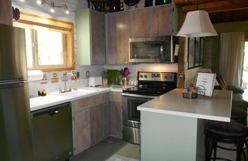 Black Butte Ranch Cabin | !Owner Mngd & Shows! Yrs of Happy Guests! Updates Thru-Out & PRIVATE Hot Tub!