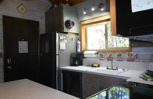 Black Butte Ranch Cabin | !Owner Mngd & Shows! Yrs of Happy Guests! Updates Thru-Out & PRIVATE Hot Tub!
