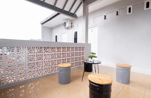 Mertoyudan Hotel | OYO 2727 Nareswari Guest House