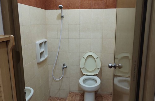 Waru Hotel | OYO 90870 C16 Siwalankerto Syariah