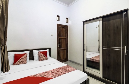 West Cirebon Hotel | OYO 91243 Bina Syariah Guest House