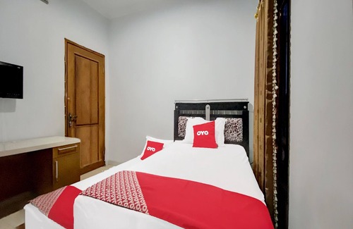 Kupang Hotel | OYO 92065 Kos Flobamor